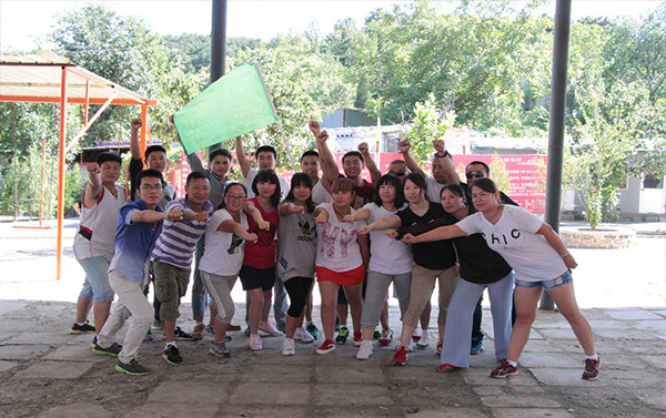 2016年公司舉行拓展培訓(xùn)活動合影留念(圖1) 2016年公司舉行拓展培訓(xùn)活動合影留念(圖1)